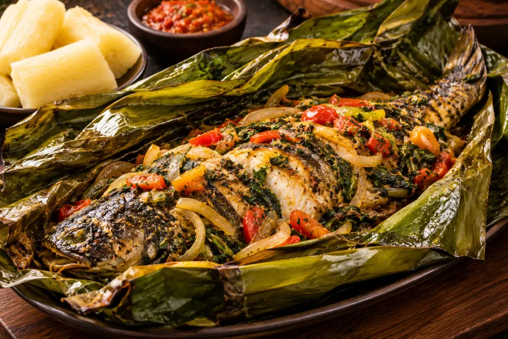 Liboké de silure en feuilles de bananier, servi avec du manioc